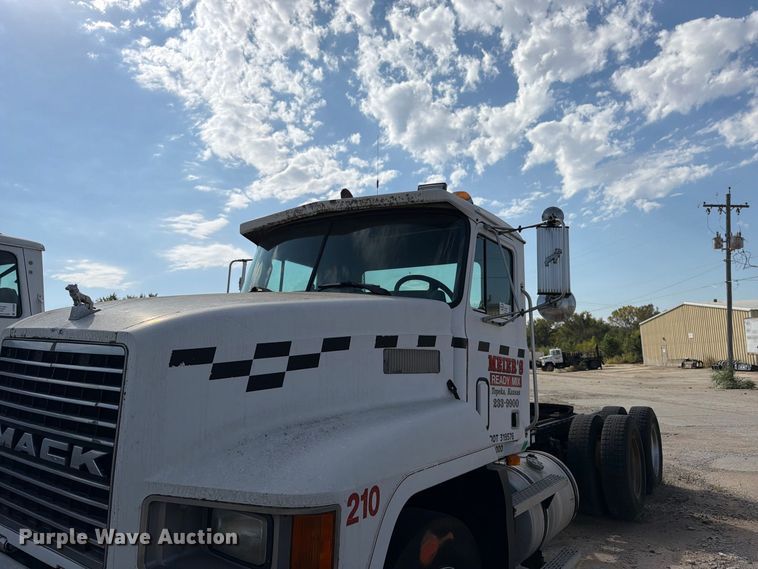 image for item DT3060 1992 Mack CH613 semi truck