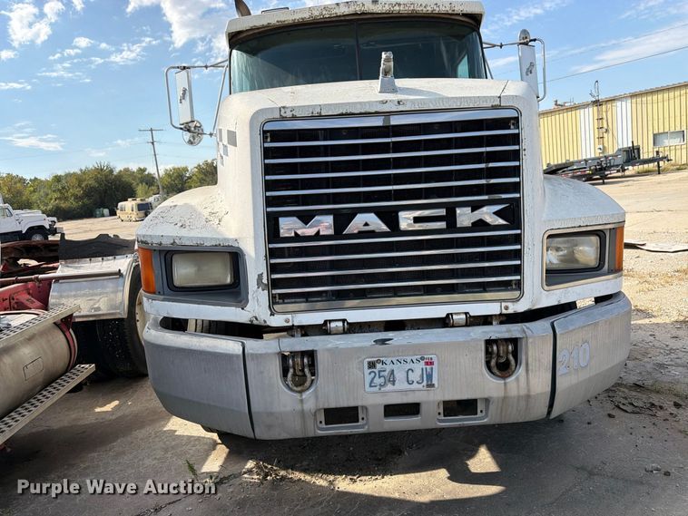 image for item DT3060 1992 Mack CH613 semi truck