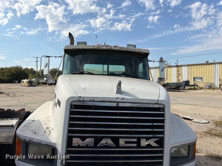 image for item DT3060 1992 Mack CH613 semi truck