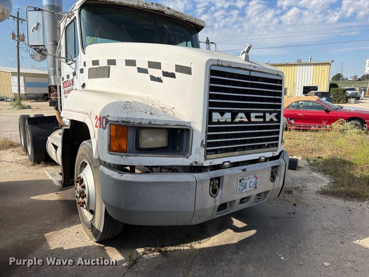 image for item DT3060 1992 Mack CH613 semi truck
