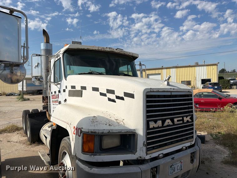 image for item DT3060 1992 Mack CH613 semi truck