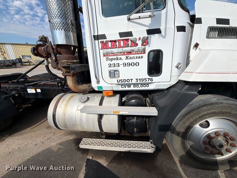 image for item DT3060 1992 Mack CH613 semi truck