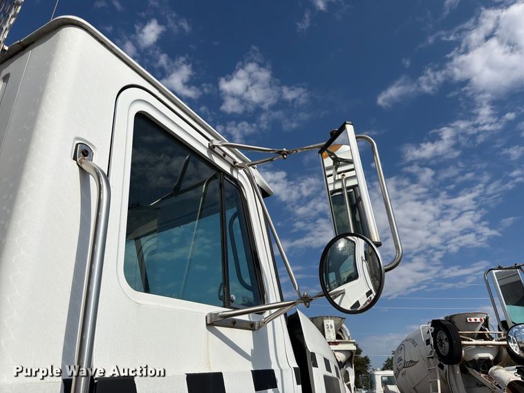 image for item DT3060 1992 Mack CH613 semi truck