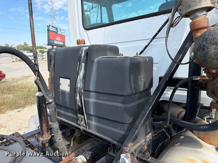 image for item DT3060 1992 Mack CH613 semi truck
