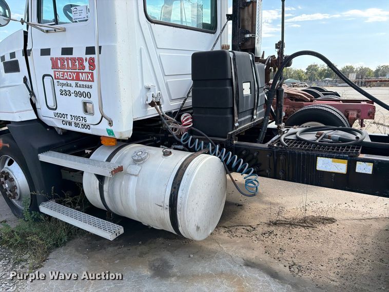 image for item DT3060 1992 Mack CH613 semi truck