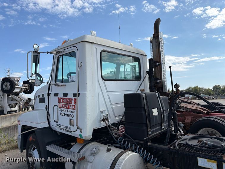 image for item DT3060 1992 Mack CH613 semi truck
