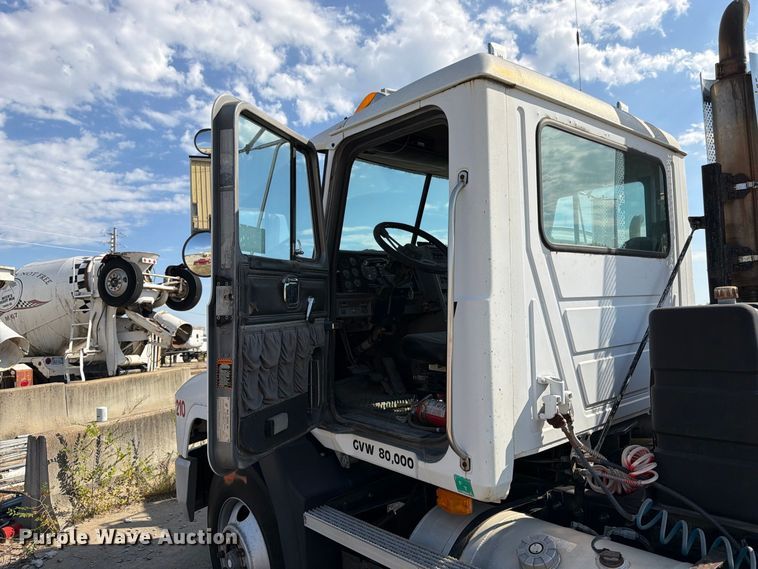 image for item DT3060 1992 Mack CH613 semi truck
