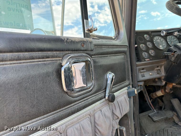 image for item DT3060 1992 Mack CH613 semi truck