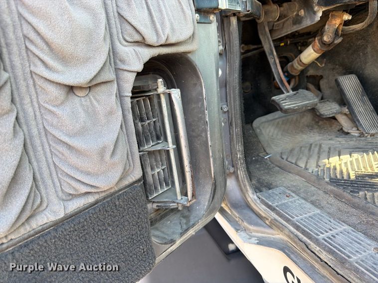 image for item DT3060 1992 Mack CH613 semi truck