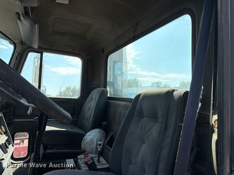 image for item DT3060 1992 Mack CH613 semi truck