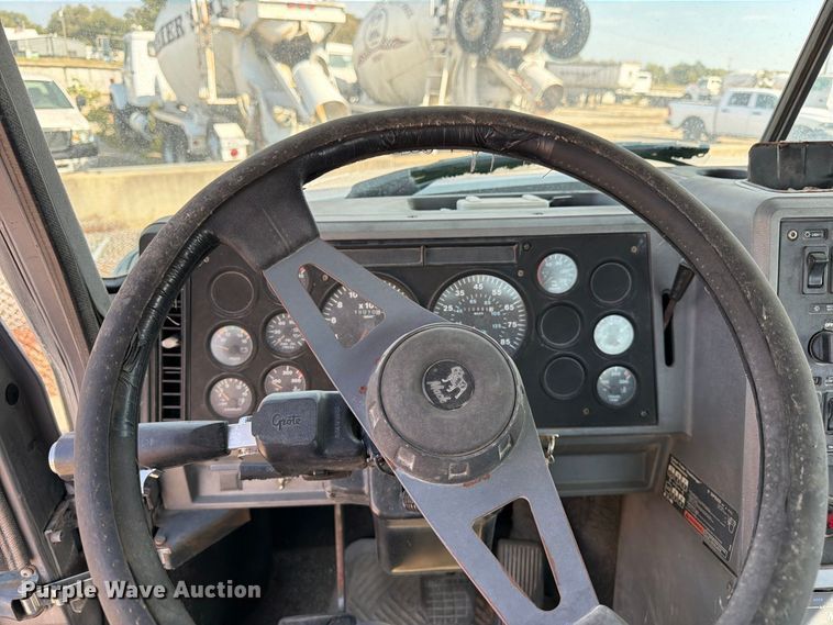 image for item DT3060 1992 Mack CH613 semi truck