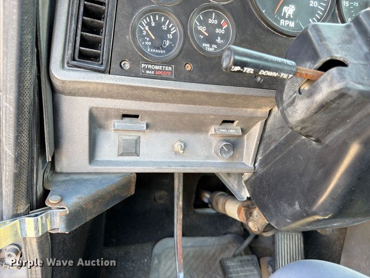 image for item DT3060 1992 Mack CH613 semi truck