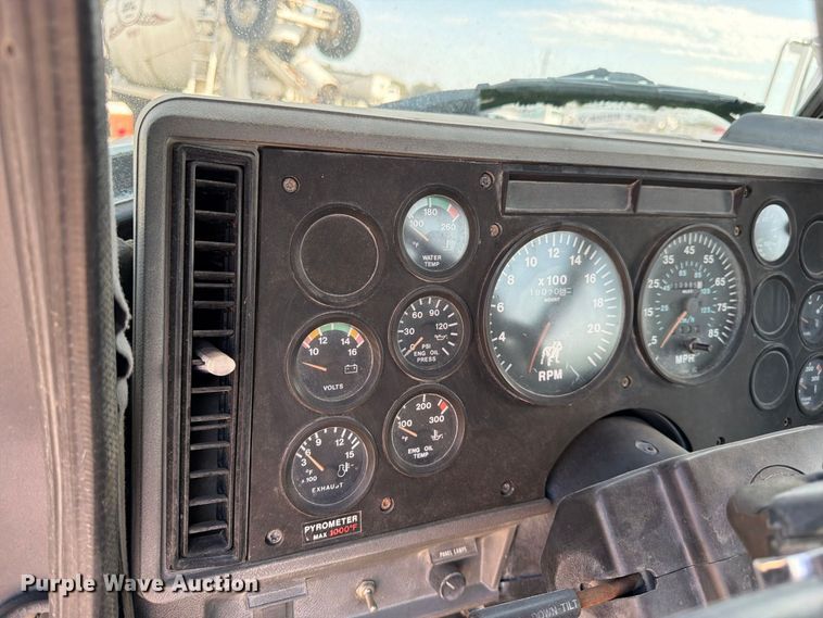 image for item DT3060 1992 Mack CH613 semi truck
