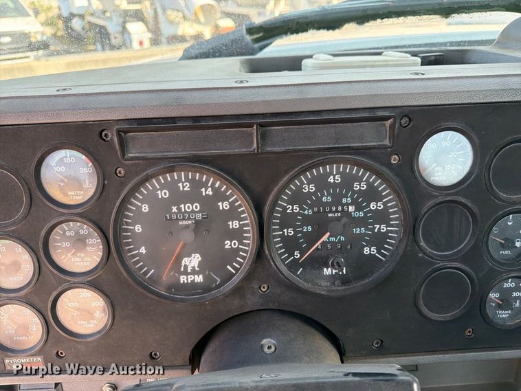 image for item DT3060 1992 Mack CH613 semi truck