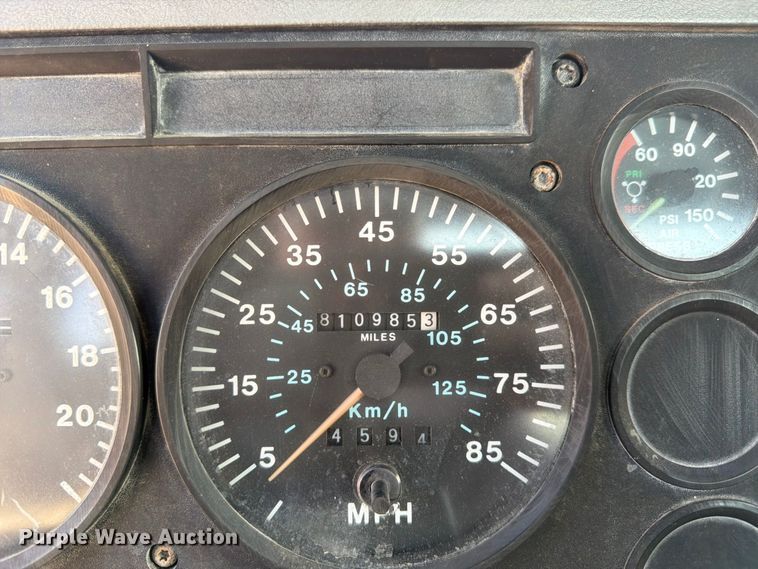 image for item DT3060 1992 Mack CH613 semi truck