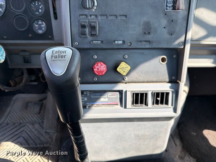 image for item DT3060 1992 Mack CH613 semi truck
