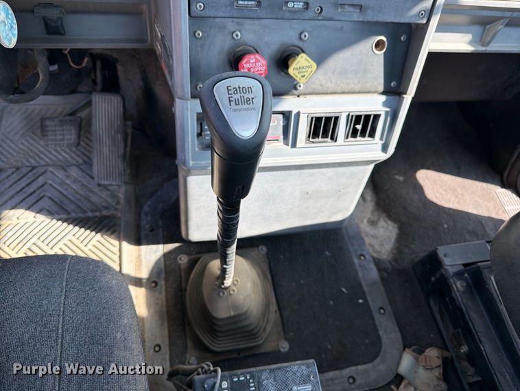 image for item DT3060 1992 Mack CH613 semi truck