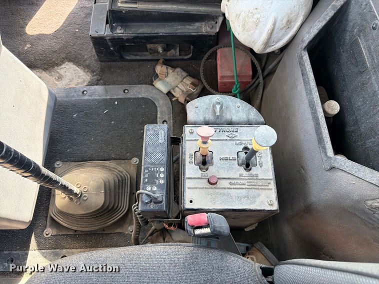 image for item DT3060 1992 Mack CH613 semi truck