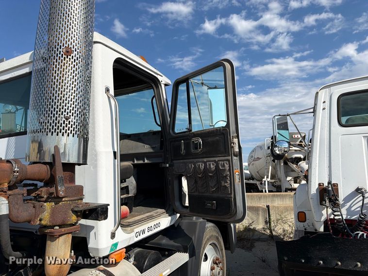 image for item DT3060 1992 Mack CH613 semi truck