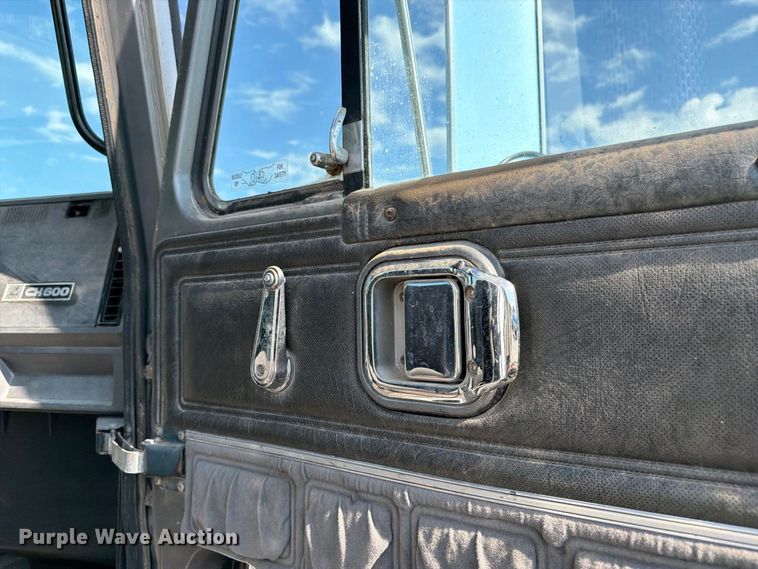 image for item DT3060 1992 Mack CH613 semi truck