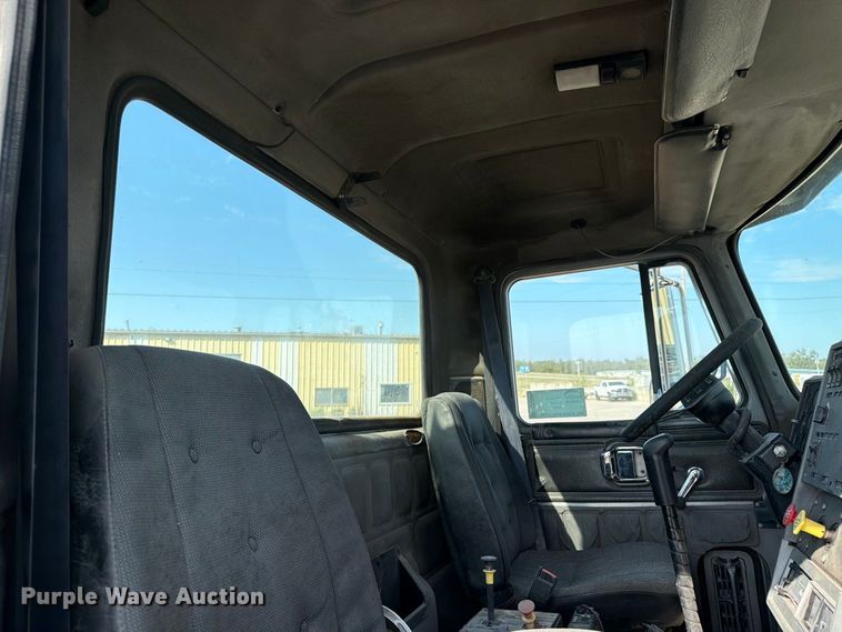 image for item DT3060 1992 Mack CH613 semi truck