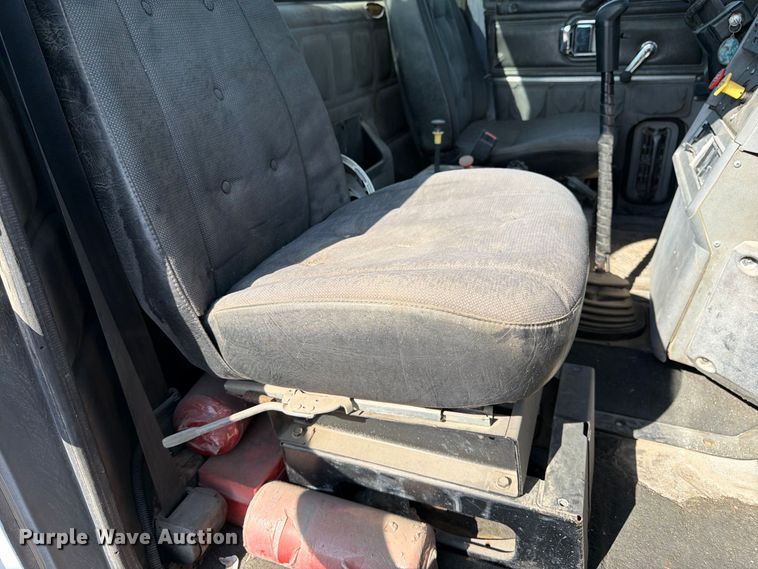 image for item DT3060 1992 Mack CH613 semi truck