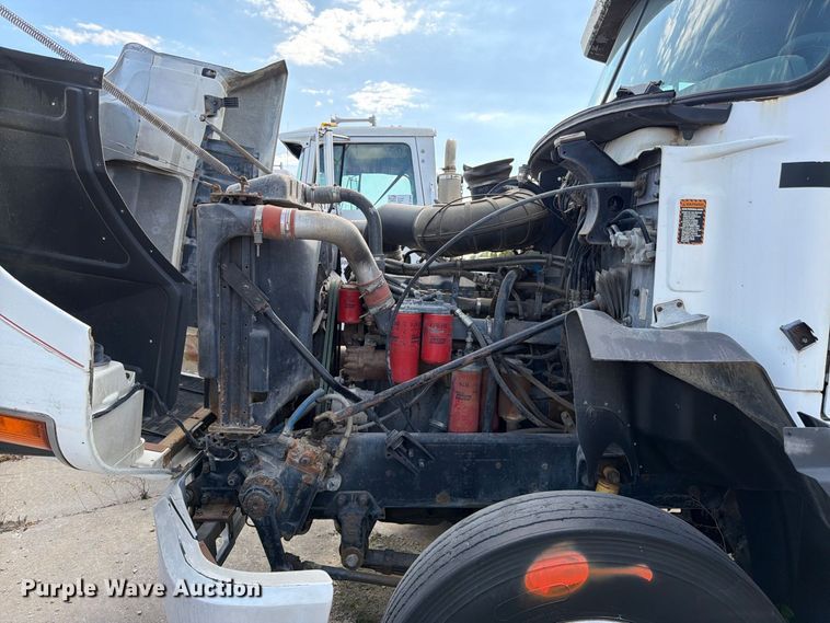 image for item DT3060 1992 Mack CH613 semi truck