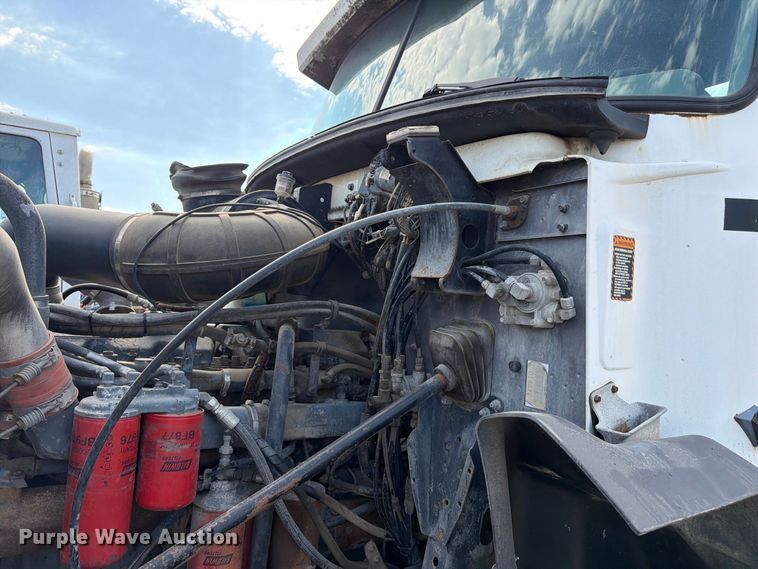 image for item DT3060 1992 Mack CH613 semi truck