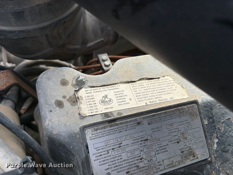 image for item DT3060 1992 Mack CH613 semi truck
