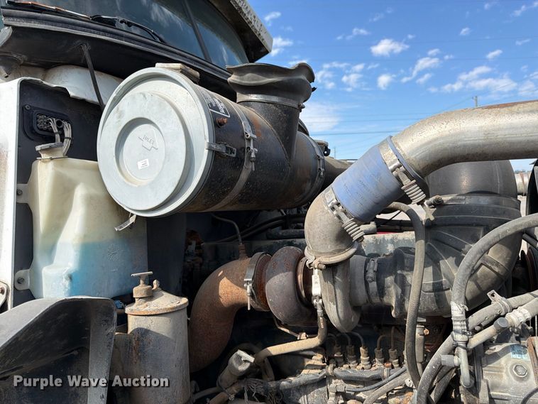 image for item DT3060 1992 Mack CH613 semi truck