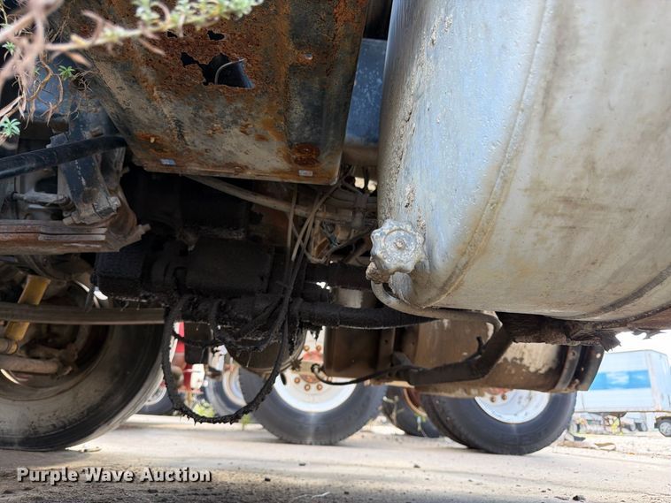 image for item DT3060 1992 Mack CH613 semi truck