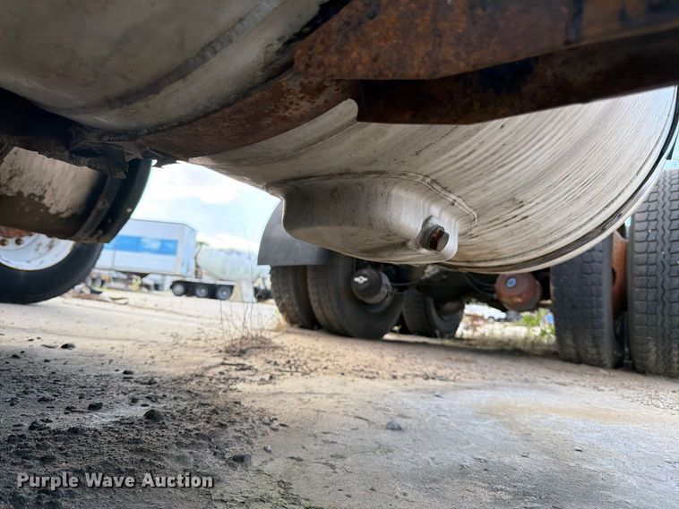 image for item DT3060 1992 Mack CH613 semi truck