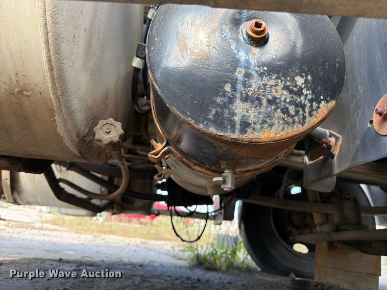 image for item DT3060 1992 Mack CH613 semi truck