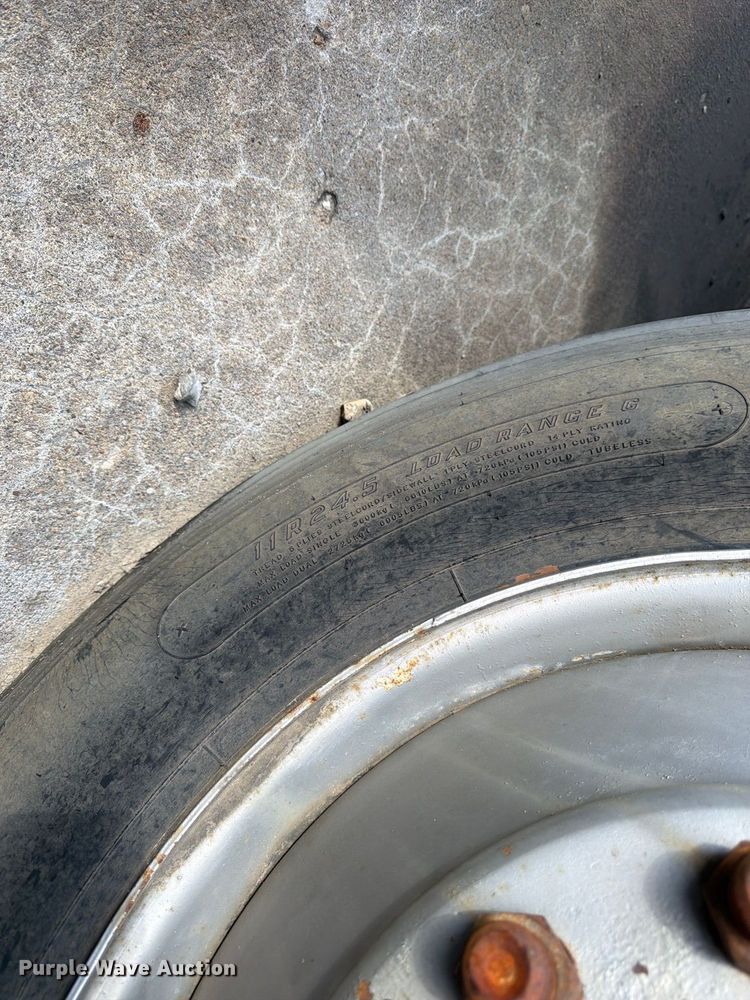 image for item DT3060 1992 Mack CH613 semi truck