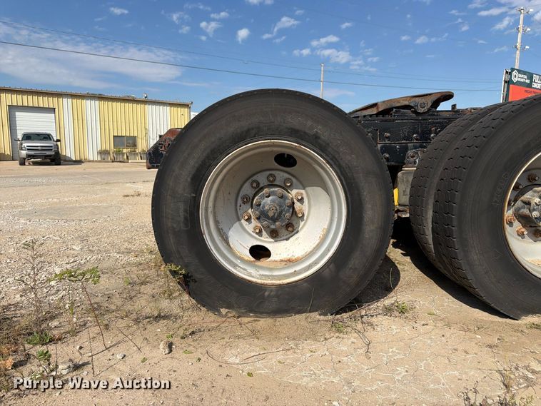 image for item DT3060 1992 Mack CH613 semi truck