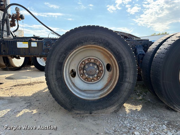 image for item DT3060 1992 Mack CH613 semi truck
