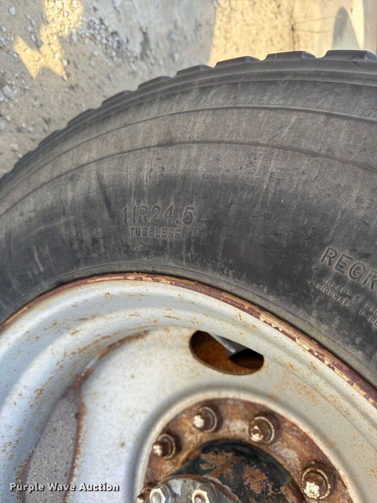 image for item DT3060 1992 Mack CH613 semi truck