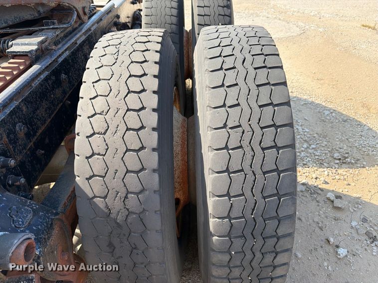 image for item DT3060 1992 Mack CH613 semi truck