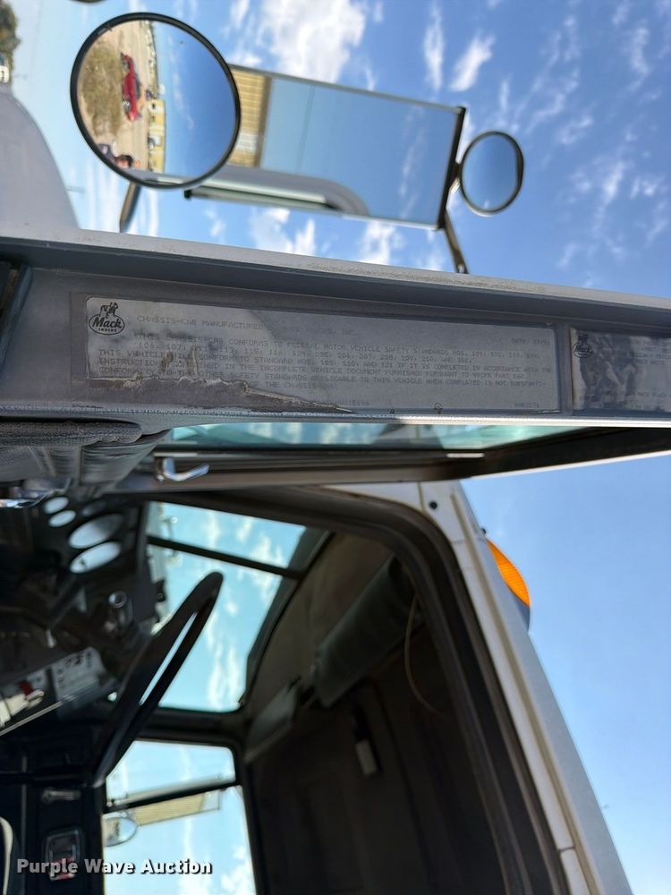 image for item DT3060 1992 Mack CH613 semi truck