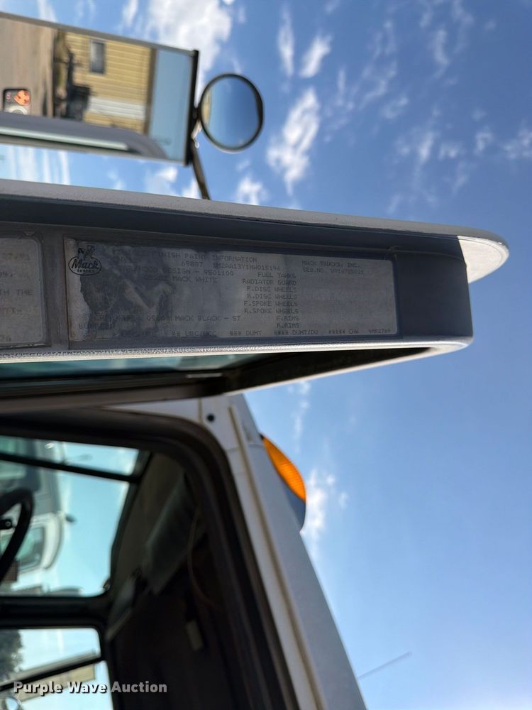 image for item DT3060 1992 Mack CH613 semi truck