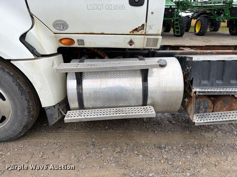 image for item DT3069 2011 International LF627 semi truck