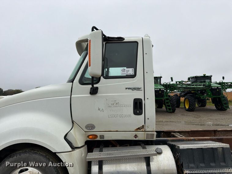 image for item DT3069 2011 International LF627 semi truck