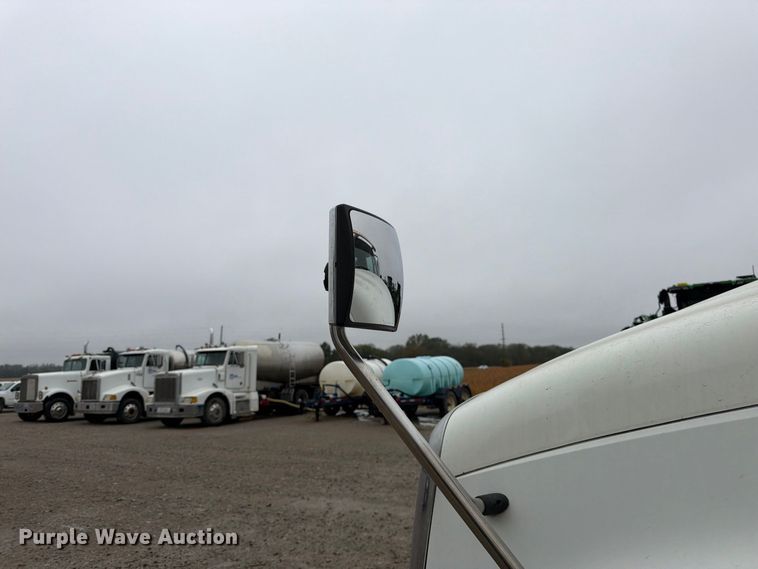 image for item DT3069 2011 International LF627 semi truck