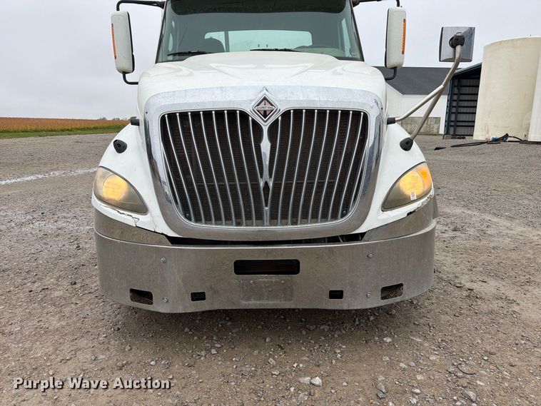 image for item DT3069 2011 International LF627 semi truck