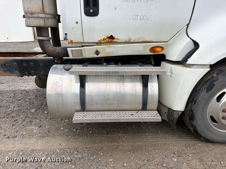 image for item DT3069 2011 International LF627 semi truck