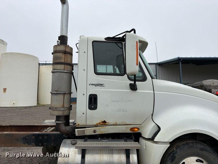 image for item DT3069 2011 International LF627 semi truck