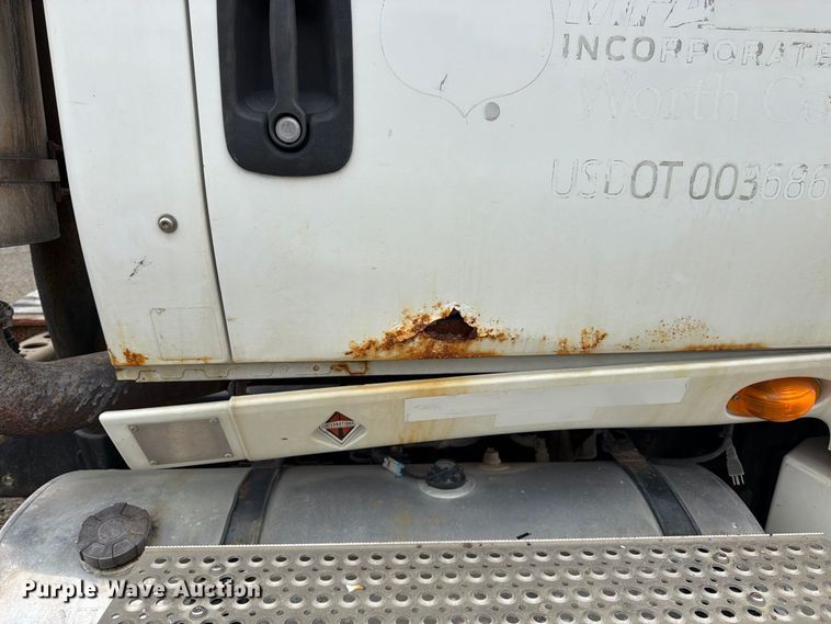 image for item DT3069 2011 International LF627 semi truck