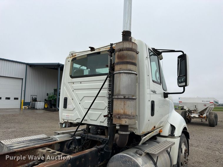 image for item DT3069 2011 International LF627 semi truck