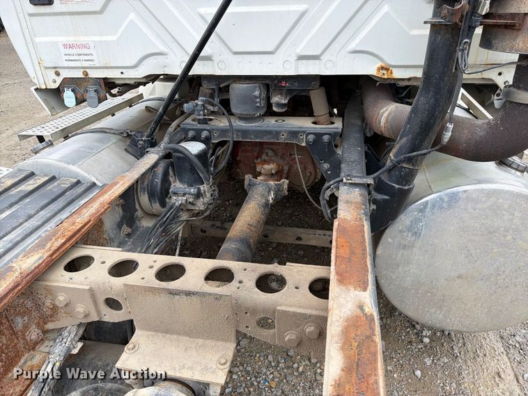 image for item DT3069 2011 International LF627 semi truck