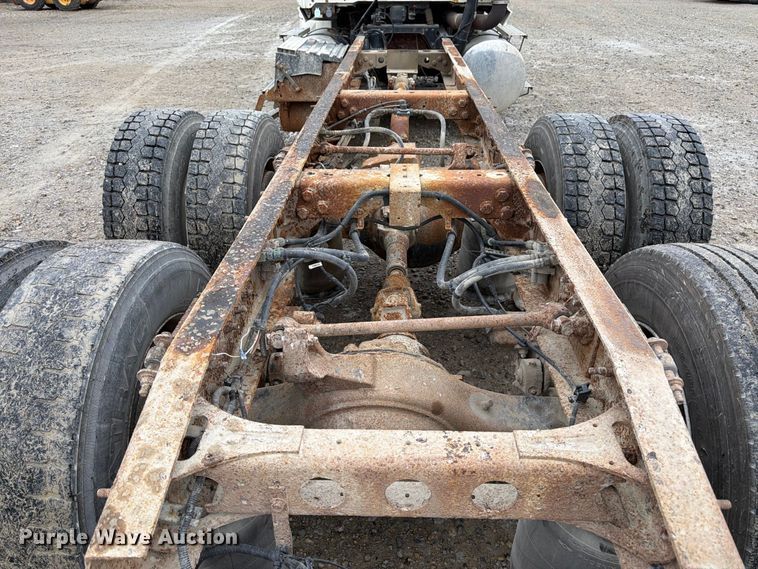 image for item DT3069 2011 International LF627 semi truck